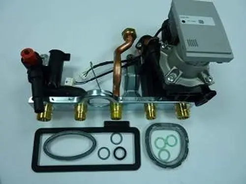 Hydraulische Komponenten mit verschiedenen Rohren und O-Ringen, darunter eine Umwälzpumpe, vermutlich von Remeha.